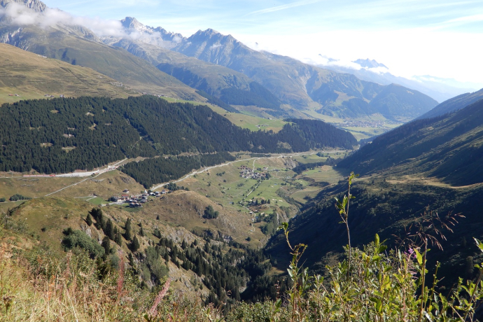 Sguardo indietro verso Tschamut e Sedrun