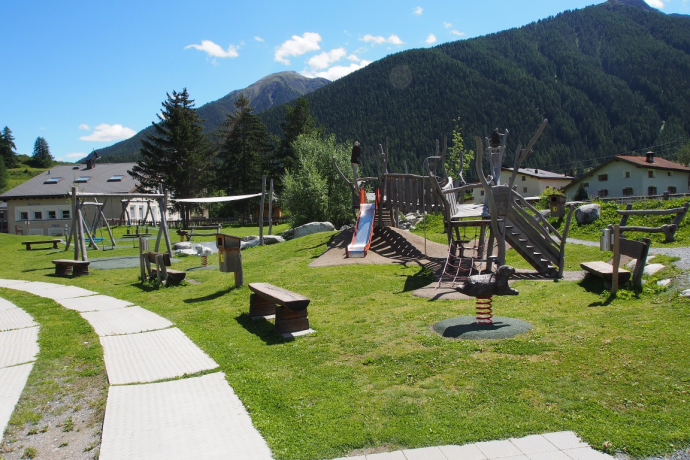 Playground Zernez (oua_53039771_image)