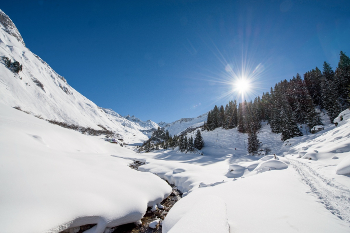 Vor dem markanten Schlagenstein geht es rechts hoch.