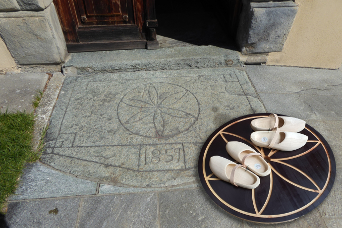 Entrance to the Sarn church