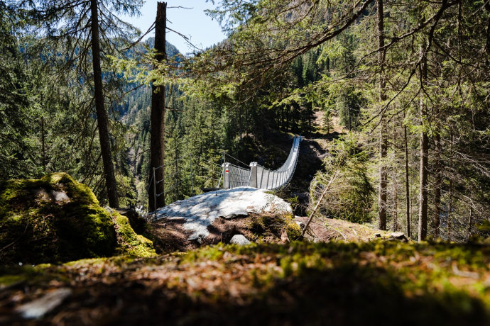 Passerelle suspendue sentier forestier Innerferrera