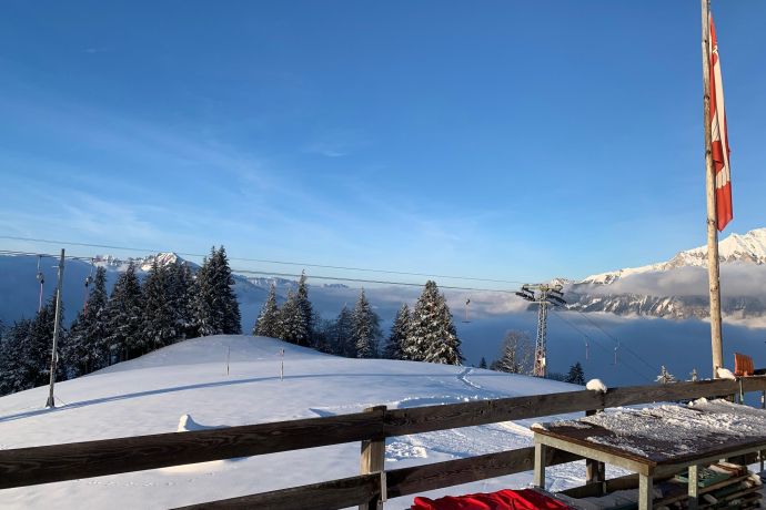 Schöne Aussicht auf der Terrasse des Skihüttlis Golerberg