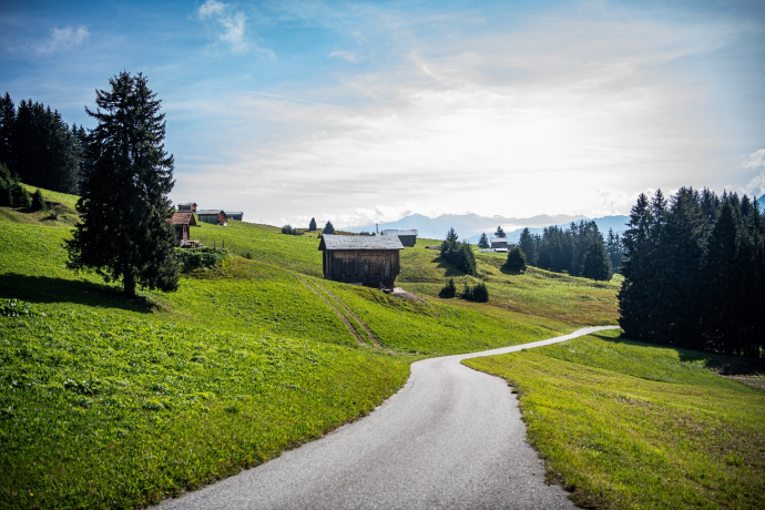 Road from Falera towards Curnius