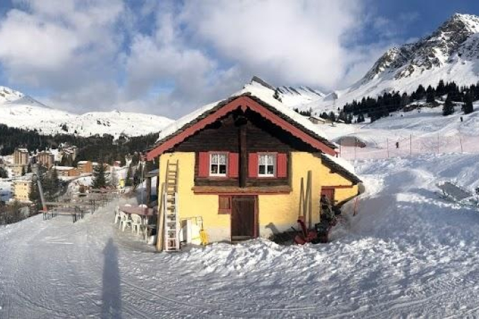 La Hütte e uno sguardo verso il villaggio La Hütte e uno sguardo verso il villaggio