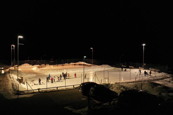 Eisplatz und Curlingbahn Tschierv bei Nacht.