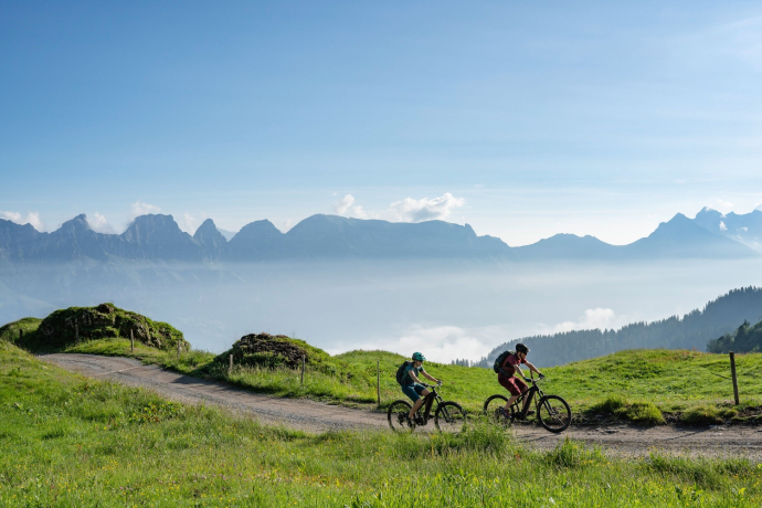 Questo tour in bicicletta si è guadagnato il suo nome: il panorama montano è travolgente.