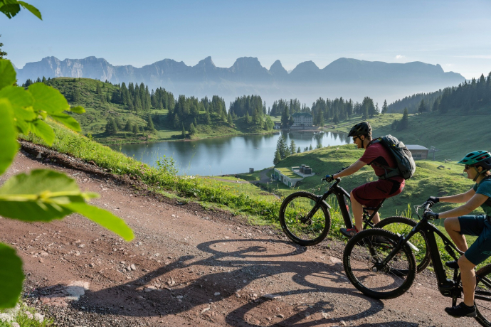 Die Biketour führt am idyllischen Seebensee vorbei. Immer im Blickfeld: die Churfisten.