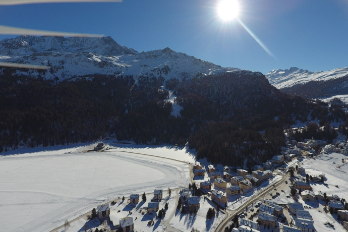 Blick von oben auf einen Teil der Rundloipe und Sils Maria