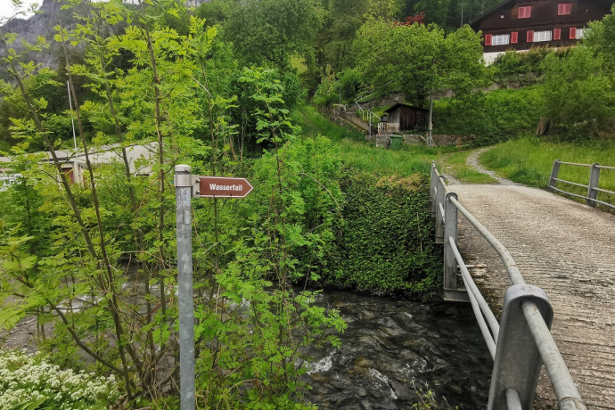 Signpost to the waterfall in the village of Berschis