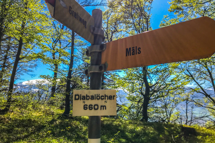 Wegweiser bei den Diabalöcher