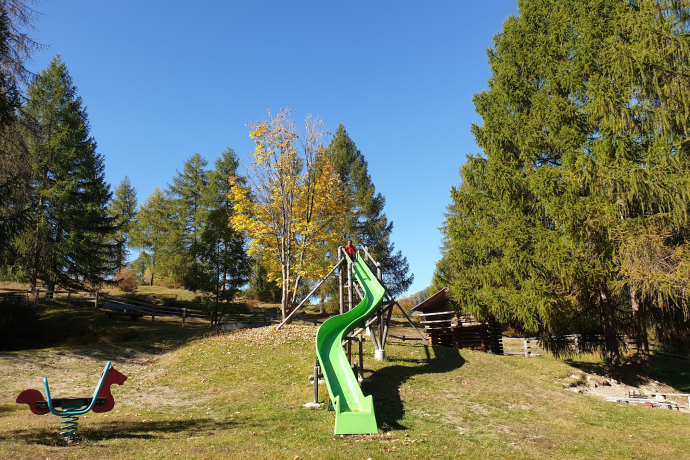 Rutschbahn auf dem Spielplatz in Sta. Maria