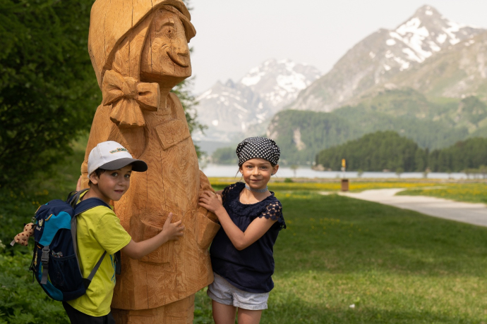 Holzfigur Gianna mit Kindern in der Silsersee Ebene