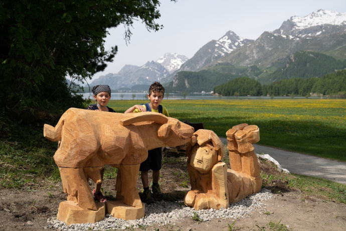 Ziege Lumpazza mit Karl und Kindern vor der Silsersee Ebene