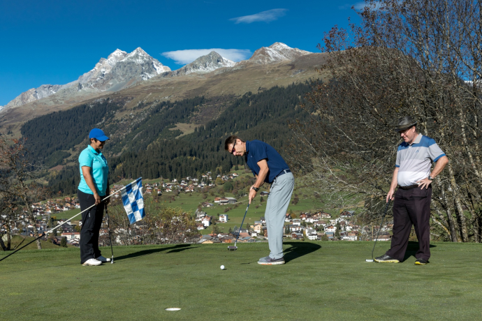 Drei Golfer auf der 3-Loch Übungsanlage in Birgels