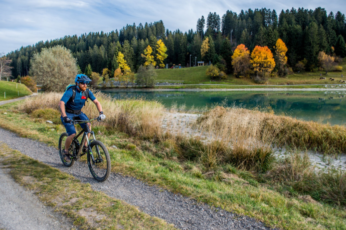 Entlang des Stausees in Brigels