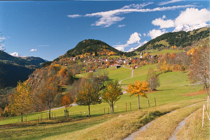 Waltensburg während der Anfahrt aus dem Tal