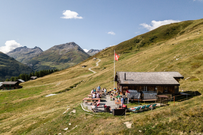 Mit Kinderwagen Tschamut-Milez-Sedrun (oua_601280128_image)