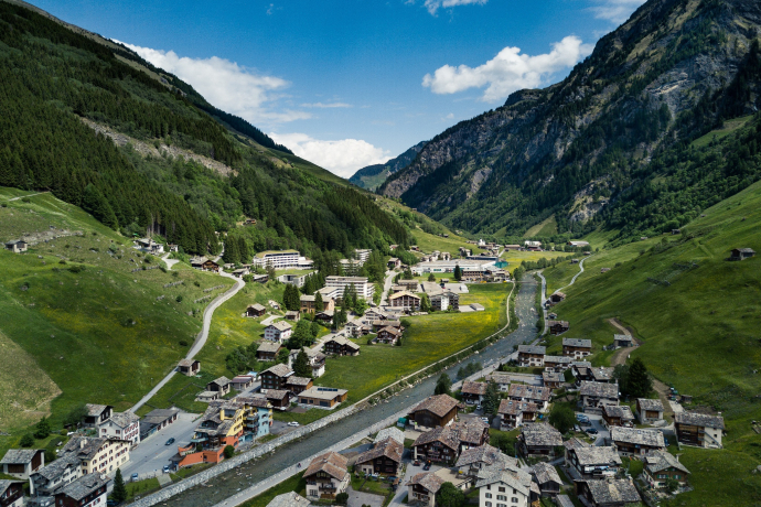 Vista sul fiume Valser Rhein con percorso sulla diga