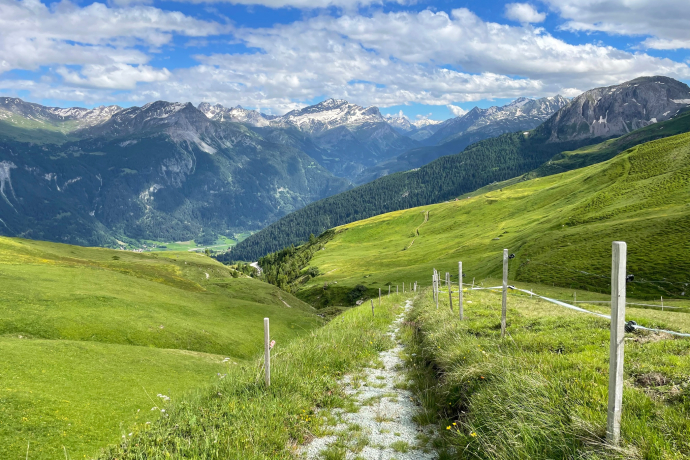Höhenwanderweg mit Blick in die Val Schons