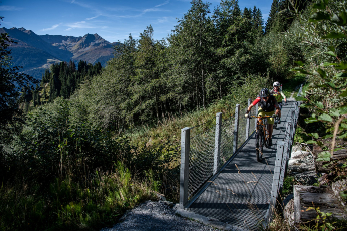 Schmale Brücke kurz nach Plaids