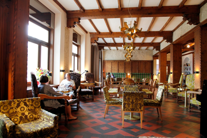 Rote Bar und Terrasse (oua_604418948_image)