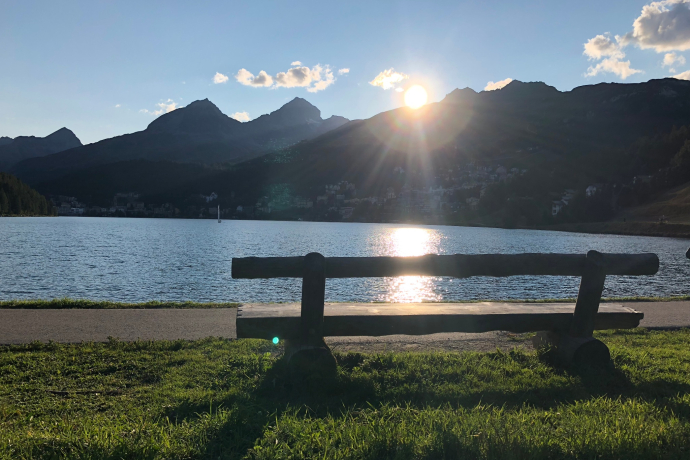 Banc au lac de St. Moritz - rive est (oua_604419402_image) Banc au lac de St. Moritz - rive est (oua_604419402_image)
