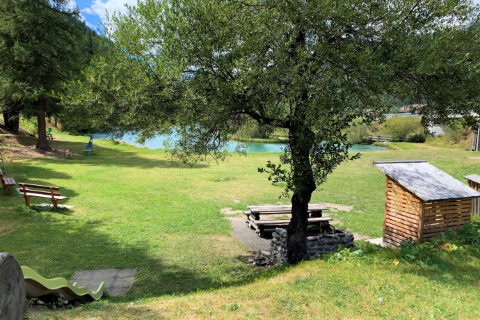 Aire de grillade près le petit lac de Spuondas (oua_604533447_image) Aire de grillade près le petit lac de Spuondas (oua_604533447_image)