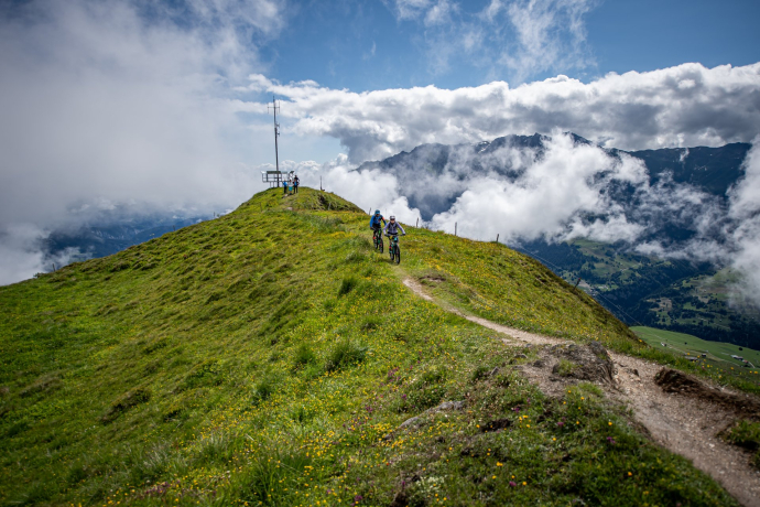 Die ersten Trailmeter vom Gipfel