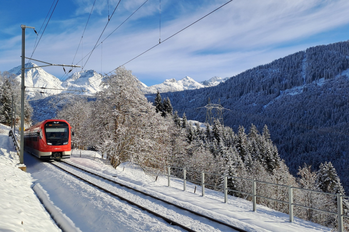 an der Bahnlinie entlang