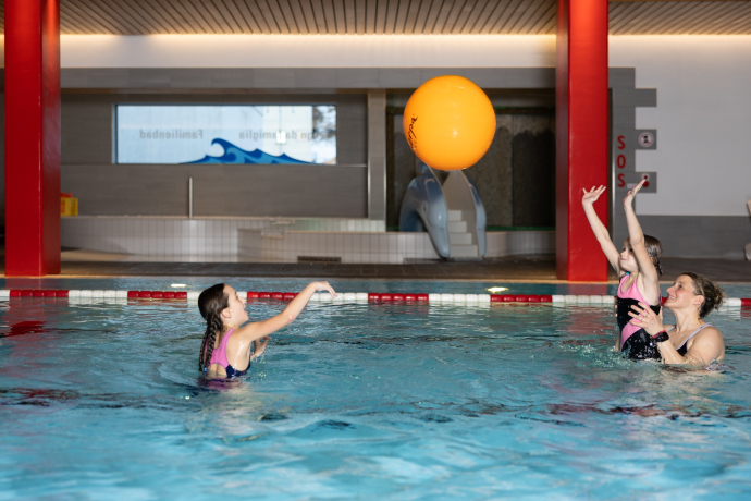 Family pool Zernez (oua_607177333_image)