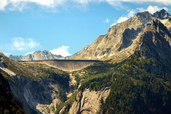 Die Albigna-Staumauer wurde zur Stromproduktion und zum Schutz vor Hochwasser gebaut. Sie ist 759m hoch und 115m lang. Die Albigna-Staumauer wurde zur Stromproduktion und zum Schutz vor Hochwasser gebaut. Sie ist 759m hoch und 115m lang.