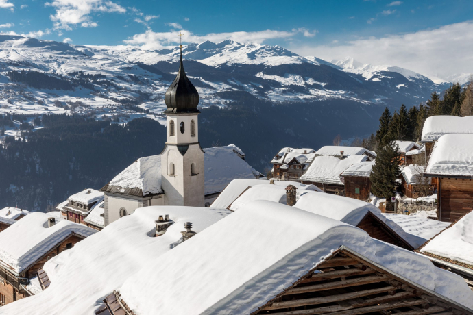Das aussichtsreiche Dorf Siat im Winter ist Start der Schneeschuhtour