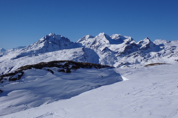 Sicht vom Gipfelbreich in Richtung Brigels, Bifertenstock, Kistenstöckli und Tödi