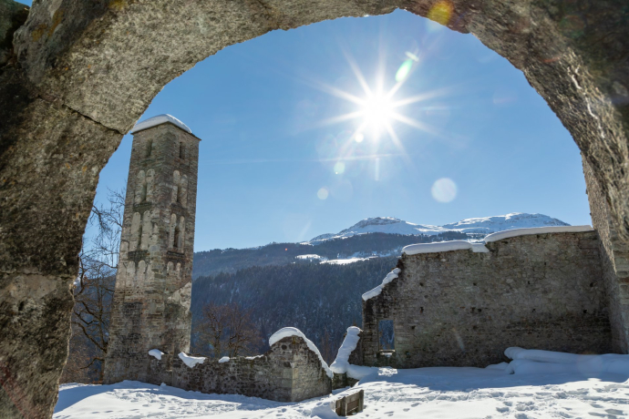 Altes Gemäuer im Winterkleid