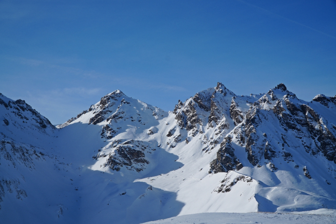 Vue sur le sommet enneigé du Pizol