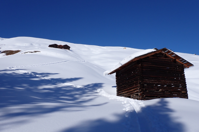 Am Horizont erscheinen die Zalöner Hütten