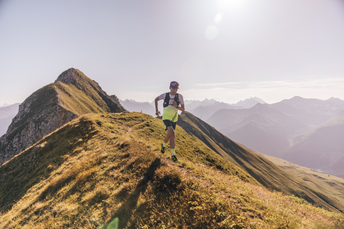 ein Trailrunner läuft auf dem Gotschnagrat