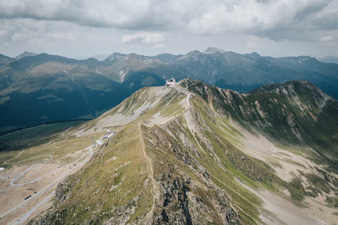 Ein Blick vom Jatzhorn in Richtung des Jakobshorns, mit seiner Bergstation und Panorama-Terrasse.