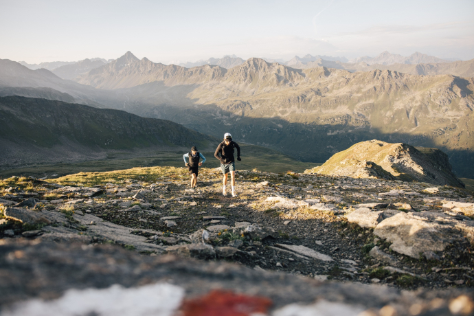 Der Lauf hinauf zum Flüelabärg am frühen Morgen belohnt die Mutigen mit fantastischen Farben.