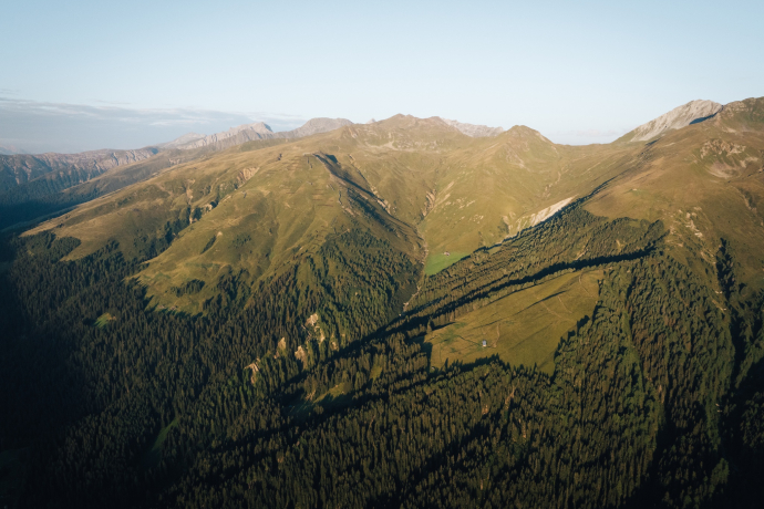 Una veduta aerea della Podestatenalp. Il sentiero che porta in cima è visibile sul lato destro dell'immagine.