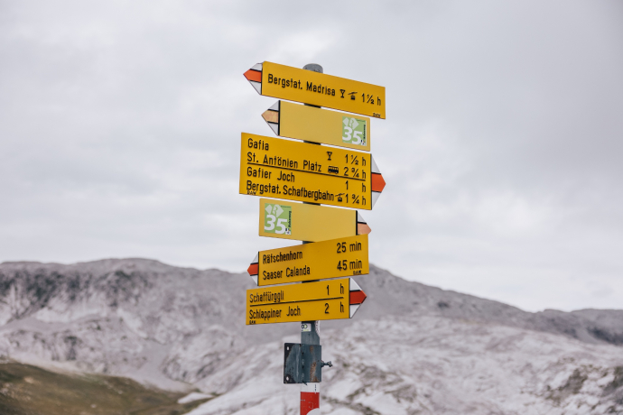 die Felsformationen des Rätschenhorns scheinen aus dem Boden auszubrechen.