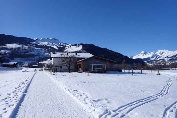 Sonnig und komfortabel bei Tschentaneras unterhalb von Sevgein