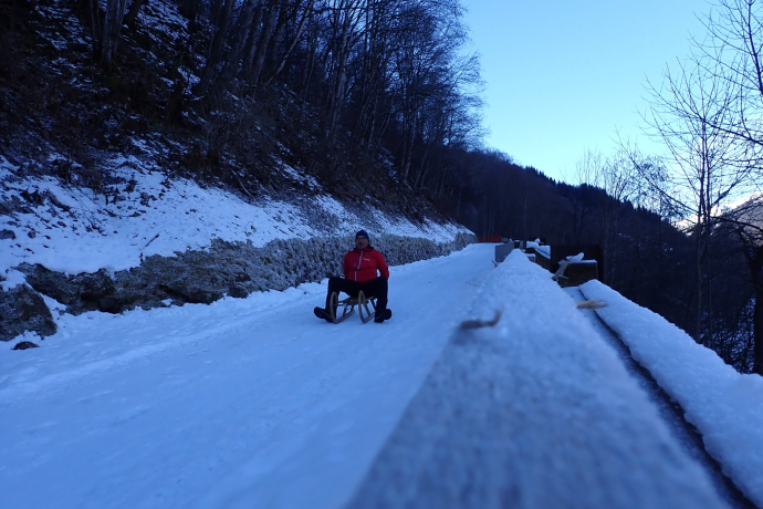 Auf der alten Strasse in die Val Sumvitg verläuft der Schlittelweg