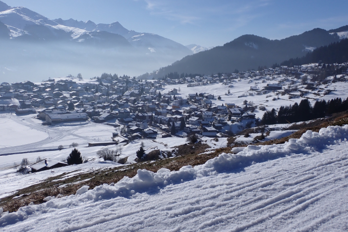 Bald geschafft. Sicht auf das Dorf Brigels