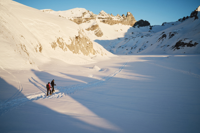 Eintauchen in die Winterwelt - die Tschingelhörner stets im Blick.