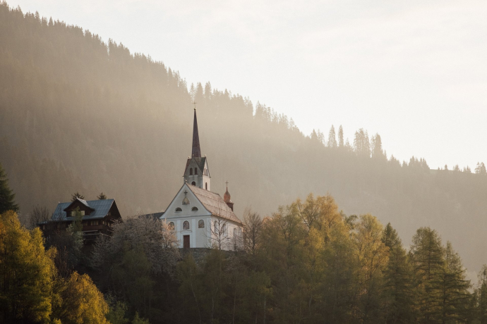 Die Kirche Nossadunna in Caltgadira, oberhalb von Trun
