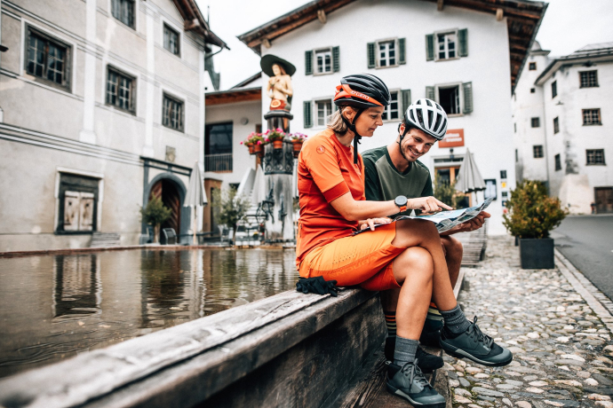 Pause am grössten Holzbrunnen Europas, in Valendas