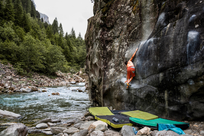 Boulderer im Magic Wood am Ragn da Ferrera