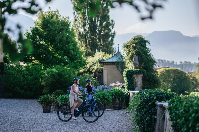 Des cyclistes électriques au château de Salenegg