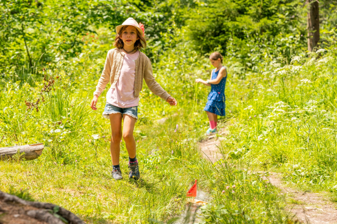 Paradis pour les enfants : laisser naviguer des bateaux construits soi-même sur le Connbächli.